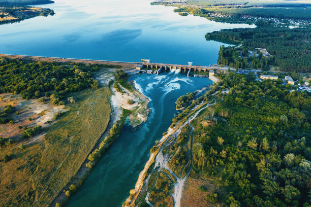 flygbild av dammen vid reservoaren med rinnande vatten, vattenkraft kraftverk, drone foto - vattenkraft bildbanksfoton och bilder