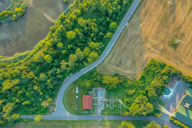 vue aérienne de la station relais électrique dans la campagne. - transition énergétique photos et images de collection