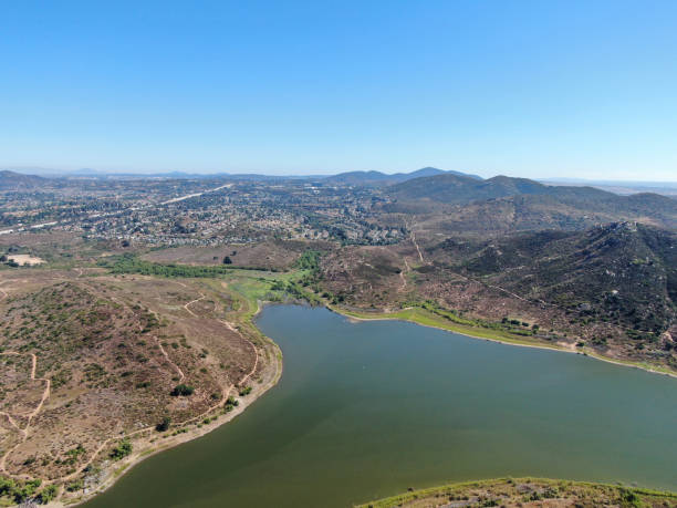 vista aérea del lago interior hodges y la montaña bernardo, condado de san diego, california - lake hodges fotografías e imágenes de stock