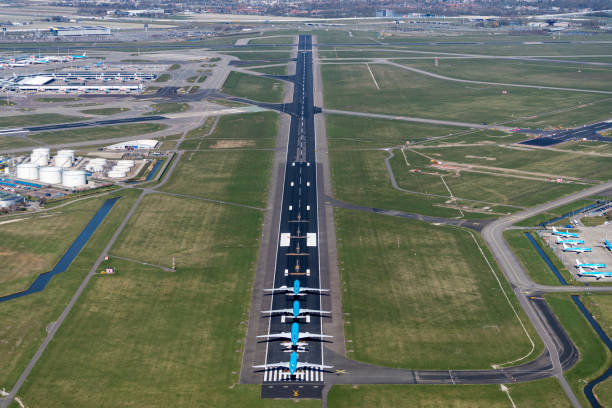luchtfoto van klm royal dutch airlines vliegtuigen op de startbaan van schiphol amsterdam international airport. - schiphol stockfoto's en -beelden