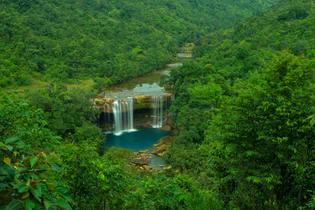 luchtfoto van de krang suri watervallen, jaintia hills, meghalaya, india - stalagmiet stockfoto's en -beelden