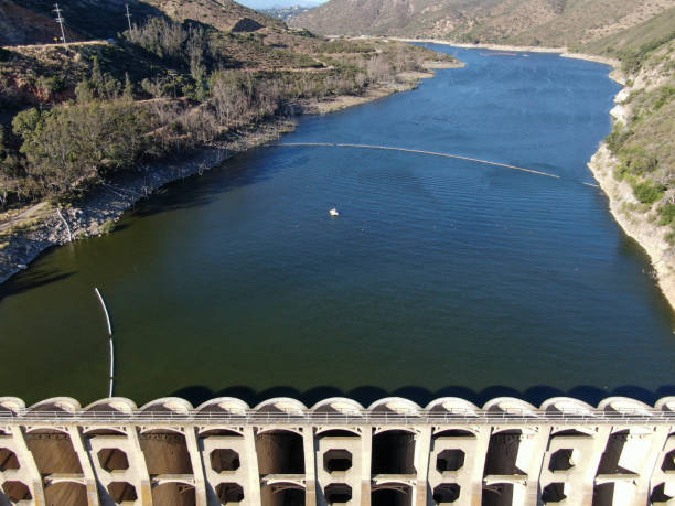 vista aérea de la presa del lago hodges rodeada por la montaña bernardo, condado de san diego, california - lake hodges fotografías e imágenes de stock