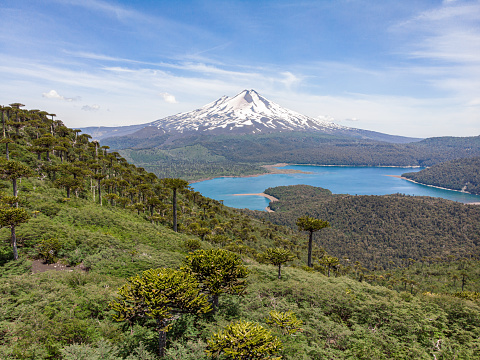 コンギリオ国立公園のライマ火山とコンギリオ湖の空中写真 - ストックフォト・写真素材...