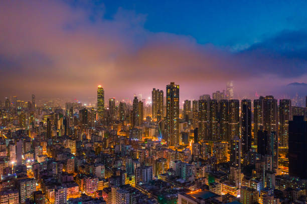 vista aérea da noite de kowloon, luz nas ruas e estradas - city from top - fotografias e filmes do acervo