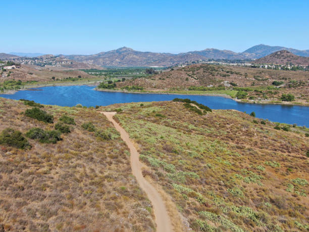 vista aérea del sendero en el lago hodges y bernardo mountain, condado de san diego, california - lake hodges fotografías e imágenes de stock