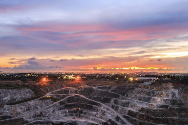 veduta aerea della cava mineraria a cielo aperto con molti macchinari al lavoro - miniera foto e immagini stock