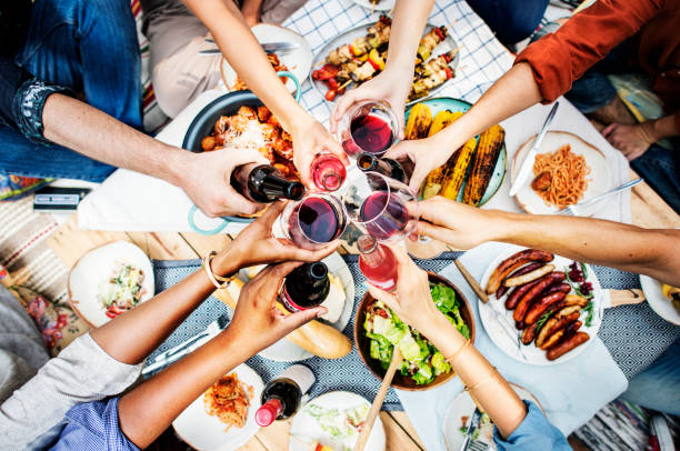 luchtfoto van mensen samen roosteren - barbecue maaltijd stockfoto's en -beelden
