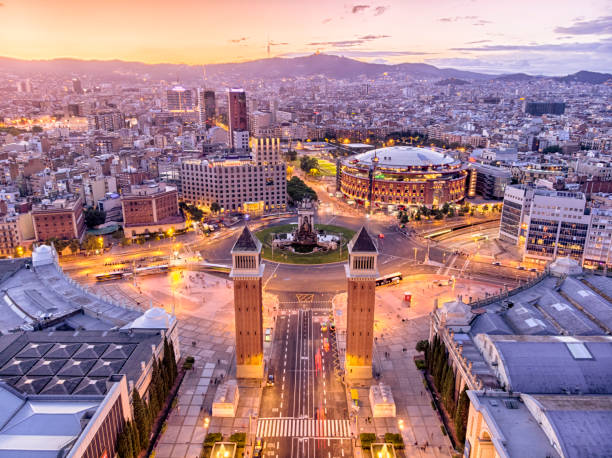 luchtfoto van plaza españa bij zonsondergang in barcelona, spanje spanje - barcelona stockfoto's en -beelden