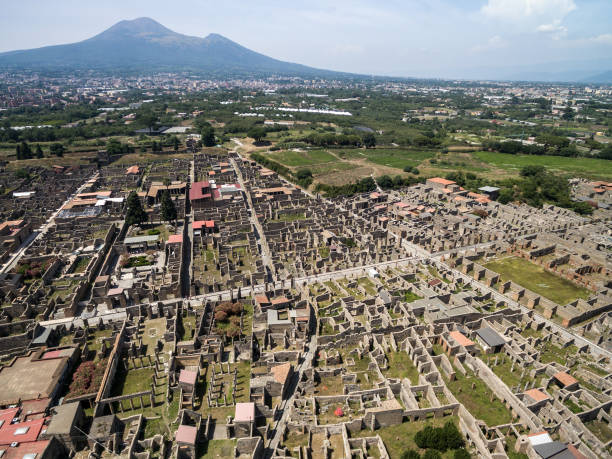 veduta aerea delle rovine di pompei, italia - pompei foto e immagini stock