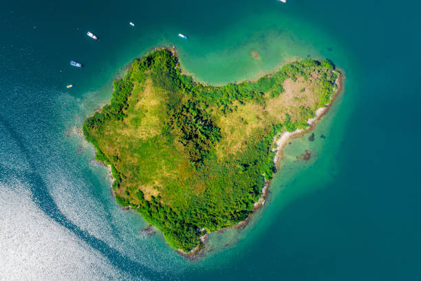 luchtmening van zandig strand met duidelijk turkoois water - eiland stockfoto's en -beelden