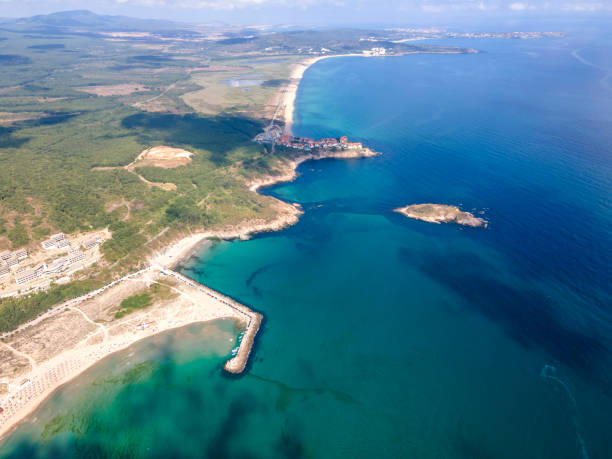 arkutino bölgesindeki yılan adası'nın havadan görünümü, bulgaristan - snake island stok fotoğraflar ve resimler