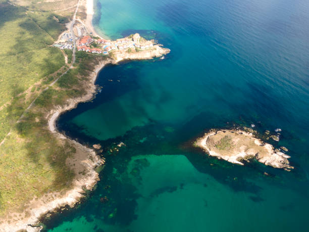 arkutino bölgesindeki yılan adası'nın havadan görünümü, bulgaristan - snake island stok fotoğraflar ve resimler