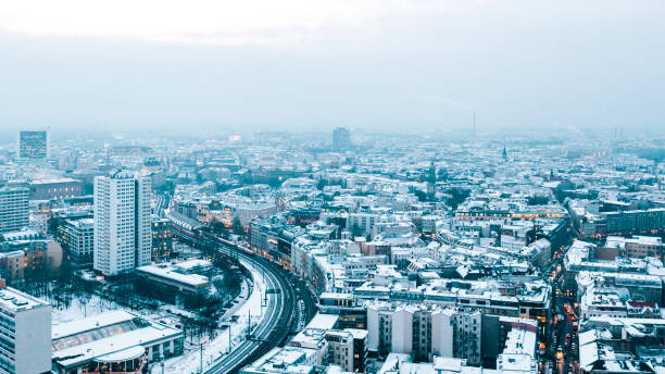 luchtfoto van sneeuw bedekt daken in de schemering, berlin, duitsland - berlin snow stockfoto's en -beelden