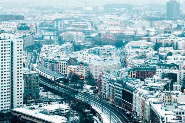 luchtfoto van sneeuw bedekt daken in berlijn, duitsland - berlin snow stockfoto's en -beelden