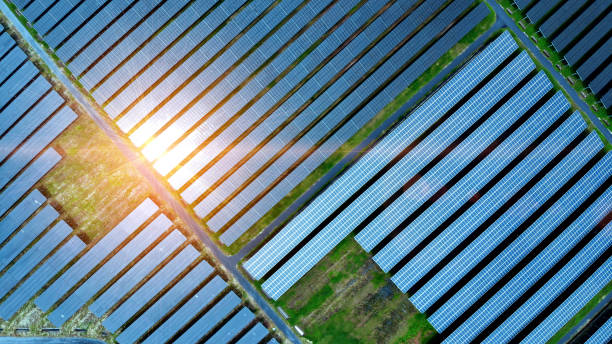 vista aérea del campo de la célula solar. - energía renovable fotografías e imágenes de stock