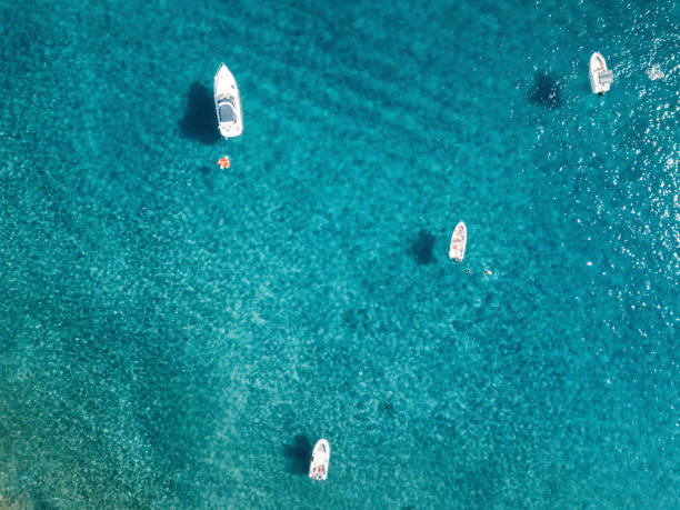 vista aerea di alcune barche in mare - isola d'elba foto e immagini stock