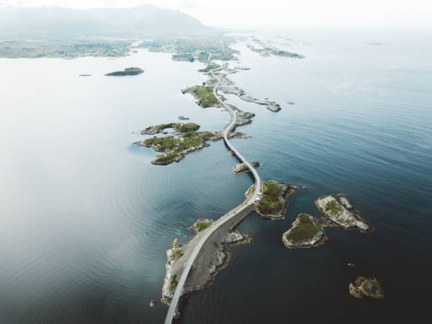 luchtfoto van prachtige bridge road en kleine eilanden in de zee in noorwegen - atlantische oceaan stockfoto's en -beelden