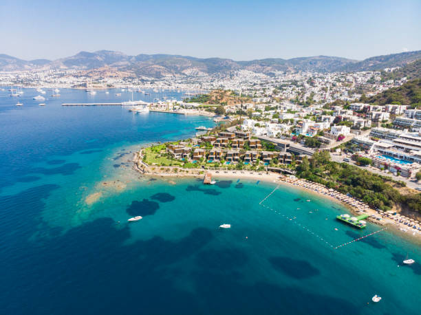 luchtfoto van zonnige bodrum met resorts en beachfront villas - egeïsche zee stockfoto's en -beelden