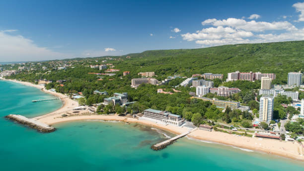 luchtfoto van het strand en de hotels in golden sands, zlatni piasaci. populaire badplaats in de buurt van varna, bulgarije - bulgarije stockfoto's en -beelden