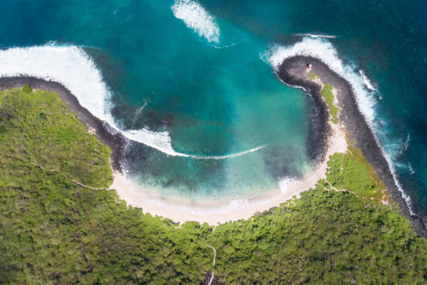 luftbild von der schönen playa punta carola beach, san cristobal, galapagos-inseln, ecuador - galápagos stock-fotos und bilder
