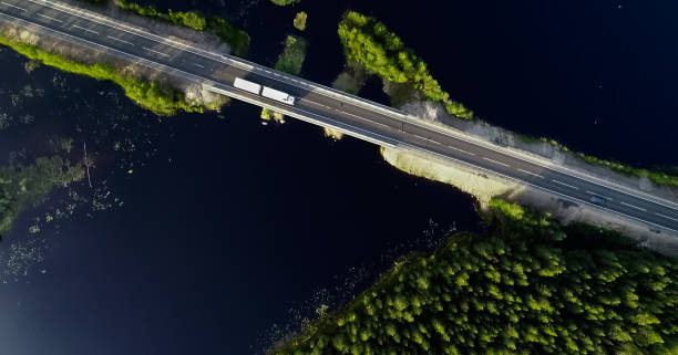 flygfoto över vägen som leder över floden - european highway drone bildbanksfoton och bilder