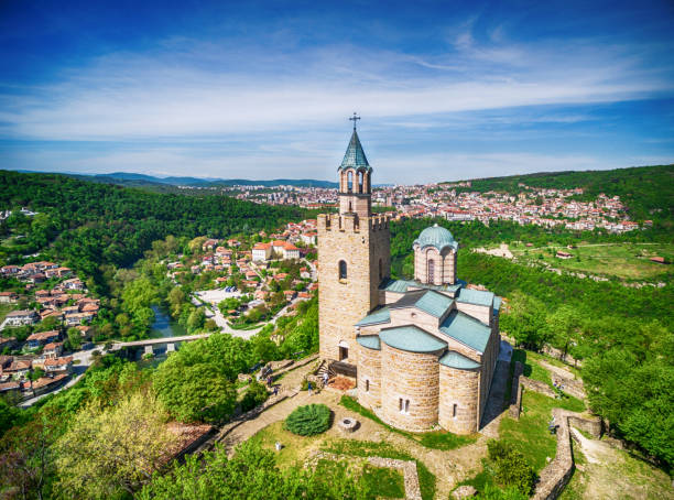 luchtfoto van de oude stad veliko tarnovo - bulgarije stockfoto's en -beelden