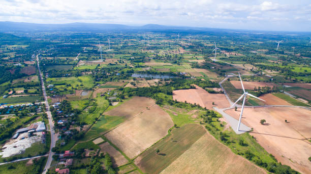 luchtfoto van wind turbine veld chaiyaphum, thailand - chaiyaphum stockfoto's en -beelden