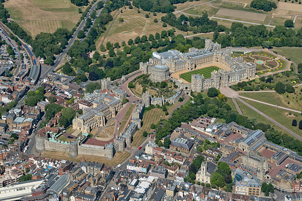 vista aérea del castillo de windsor - castillo de windsor fotografías e imágenes de stock