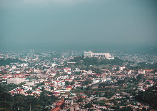 veduta aerea di yaoundé - camerun foto e immagini stock