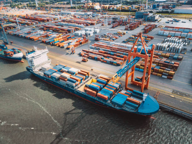 luftaufnahme auf cargo kran container terminal - hamburge rhafen stock-fotos und bilder