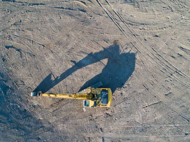 flygfoto över grävmaskin tidigt på morgonen - byggarbetsplats sverige bildbanksfoton och bilder