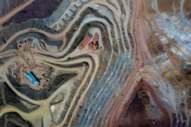 açık çukur demir madeninin havadan wiev - maden stok fotoğraflar ve resimler