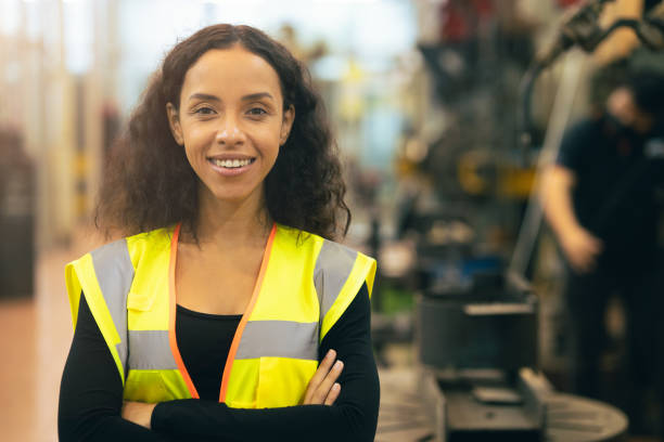 非裔美國人婦女快樂工人工程工作微笑勞動在重工業工廠與良好的福利理念。 - labor day 個照片及圖片檔