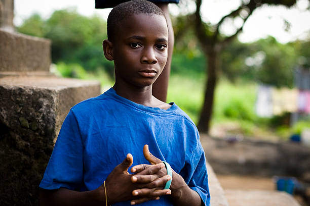 african boy - alleen één tienerjongen stockfoto's en -beelden
