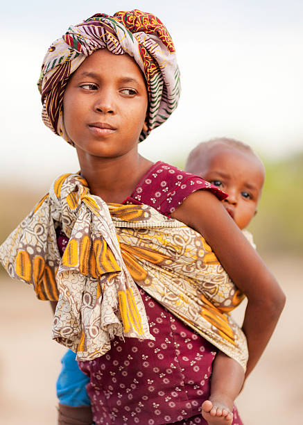 africana menina com uma faixa de - tanzania object imagens e fotografias de stock