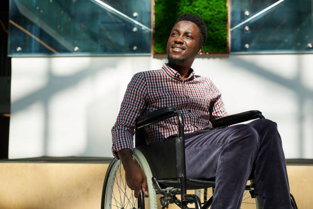 homem africano em cadeira de rodas - pcd - fotografias e filmes do acervo