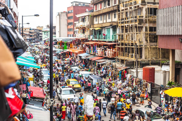 afrikaanse markt straten-lagos, nigeria - nigeria stockfoto's en -beelden