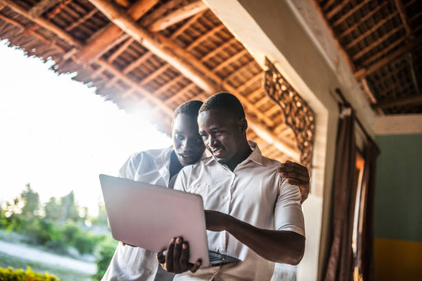 afrikansk tonåring använder en bärbar dator - afrika bildbanksfoton och bilder