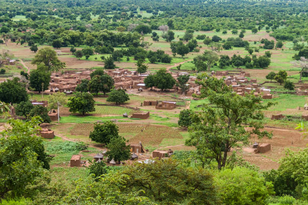 village africain, sud-ouest burkina faso - burkina faso photos et images de collection