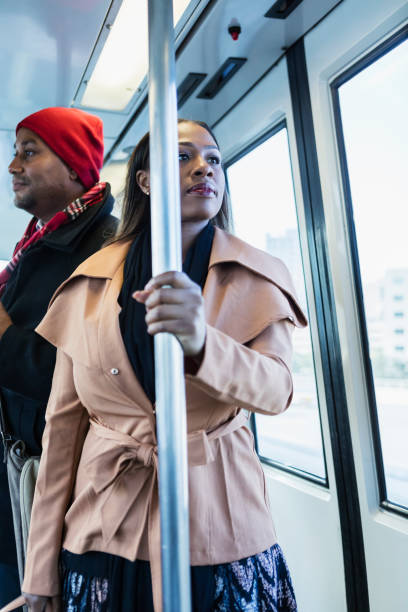 afro-amerikaanse man en vrouw rijden van de trein - subway snapshot stockfoto's en -beelden