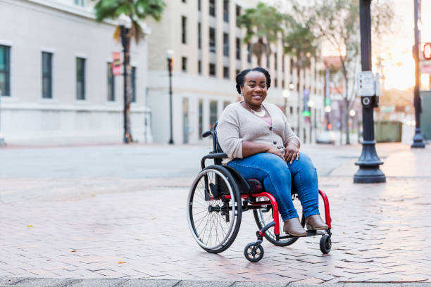 african-american woman with spina bifida - wheelchair street happy imagens e fotografias de stock