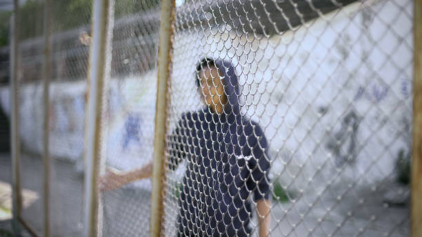 afro-amerikan çocuk çit, göçmen çocuk aileden, ayrılmış arkasında gözaltına alındı - migrants stok fotoğraflar ve resimler