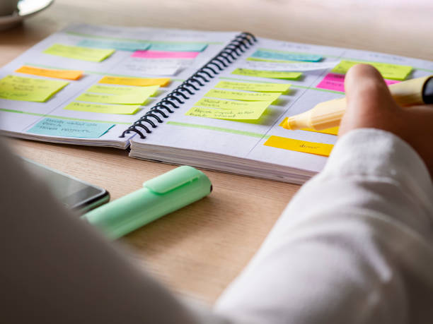 agenda organize with color-coding sticky for time management - agenda stockfoto's en -beelden