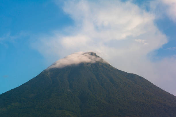 在瓜地馬拉的阿尼火山日出, 高爾夫球俱樂部 la 團聚。3760 m. 中美洲。自然保護區有吸引力的風景旅遊。 - club america 個照片及圖片檔