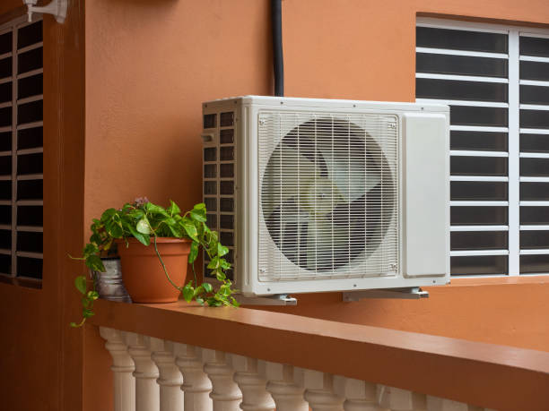 airconditioning-installatie buiten een huis - warmtepomp stockfoto's en -beelden