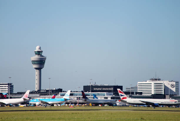 luchthaven amsterdam schiphol, nederland - schiphol stockfoto's en -beelden