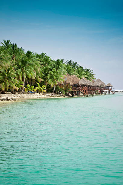 aitutaki raj plaży z kurort turystyczny - cook islands zdjęcia i obrazy z banku zdjęć