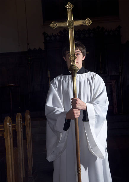 alcolite tenant croix dans l'église assombrie - good friday photos et images de collection