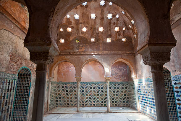 alhambra de granada. baños árabe en nasrid palacios - baños de la alhambra fotografías e imágenes de stock