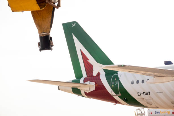 aerei alitalia all'aeroporto falcone borsellino di palermo, sicilia - falcone borsellino foto e immagini stock